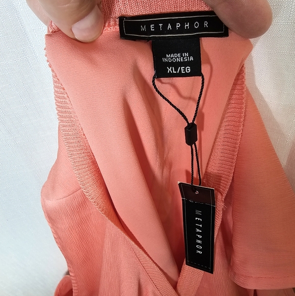 3/$20 Metaphor XL Double Layer Top - Picture 3 of 9